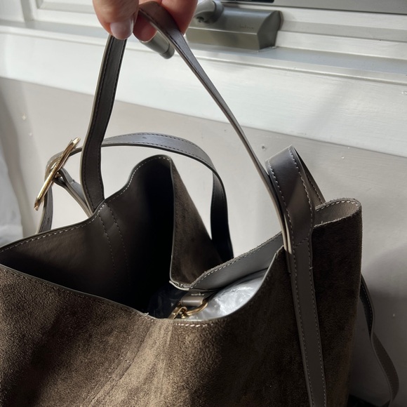 Old Navy Faux Vegan Suede Carrie Bucket Bag with Shoulder Crossbody Strap - New - Picture 4 of 10